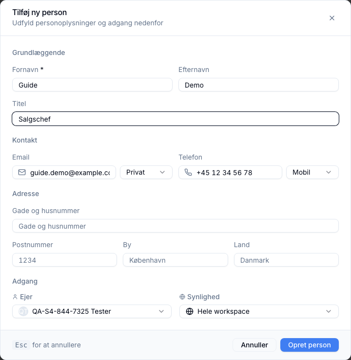 Udfyldt dialog med fornavn, efternavn, titel, email og telefon klar til oprettelse